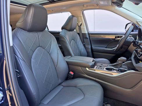 Used 2025 Toyota Highlander Platinum AWD/4WD image 41