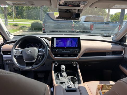 Used 2025 Toyota Grand Highlander AWD image 31