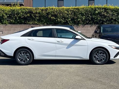 New 2026 Hyundai Elantra Hybrid FWD image 5