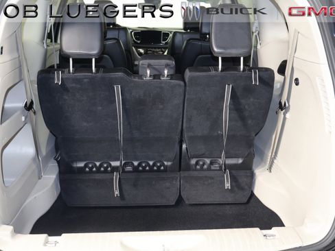 Used 2023 Chrysler Pacifica Touring-L image 18