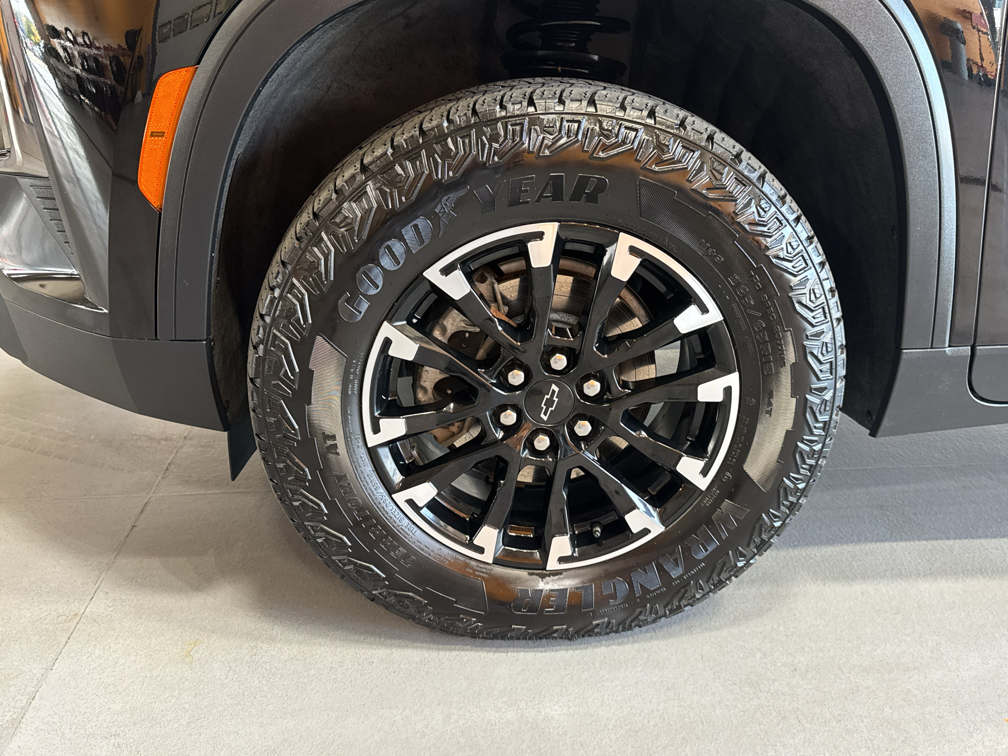 Used 2025 Chevrolet Traverse Z71 w/ LPO, Floor Liner Package AWD/4WD image 9
