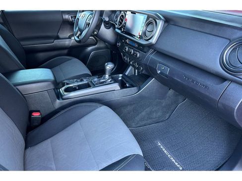 Used 2020 Toyota Tacoma 2WD Double Cab image 16