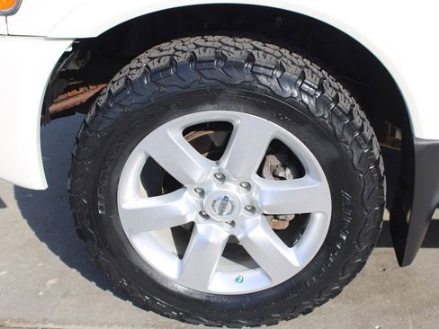 Used 2013 Nissan Titan SL w/ Moonroof Pkg image 12