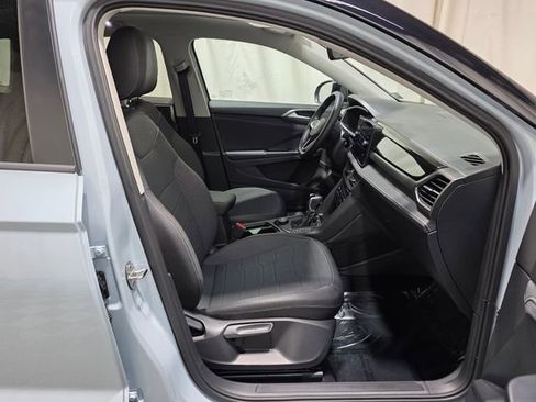 Certified 2025 Volkswagen Taos SE image 35
