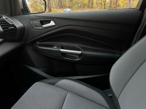 Used 2017 Ford Escape SE image 9