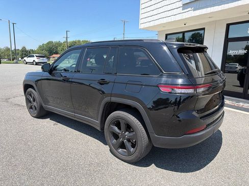 Used 2023 Jeep Grand Cherokee Altitude AWD/4WD image 7