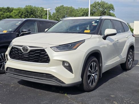 Certified 2021 Toyota Highlander XLE AWD/4WD image 3