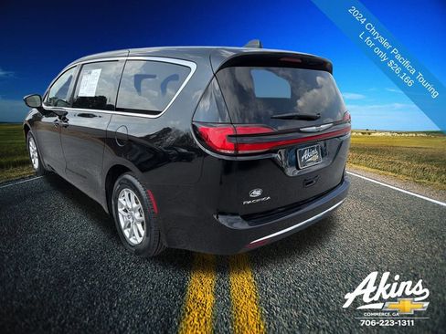 Used 2024 Chrysler Pacifica Touring-L image 8