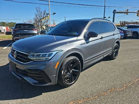 Certified 2023 Volkswagen Tiguan SE R-Line image 2