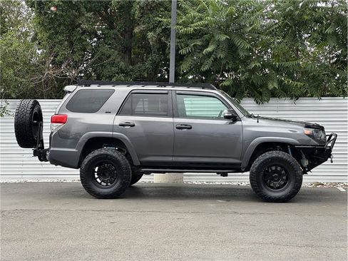 Used 2010 Toyota 4Runner Limited AWD/4WD image 9