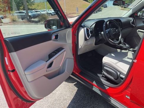 Used 2023 Kia Soul LX w/ LX Technology Package FWD image 4