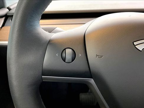 Used 2024 Tesla Model Y 2WD image 22