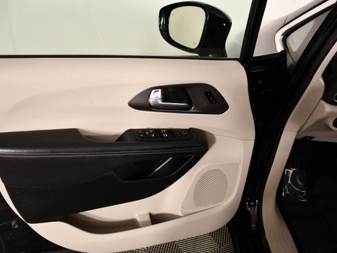 Used 2024 Chrysler Pacifica Touring-L FWD image 36