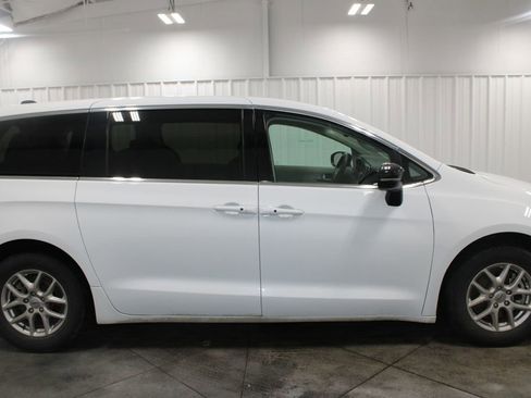 Used 2024 Chrysler Pacifica Touring-L image 11