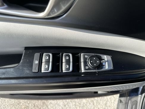 Used 2024 Kia Carnival LX FWD image 15