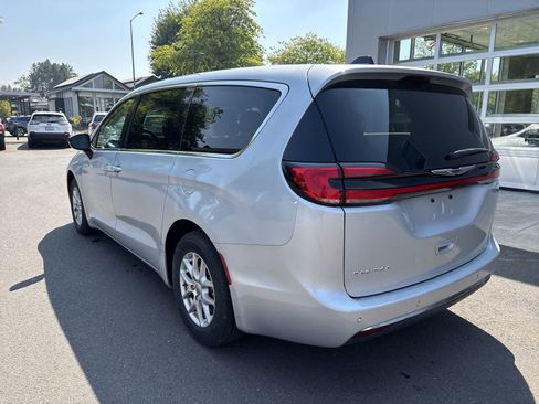Used 2024 Chrysler Pacifica Touring-L FWD image 3