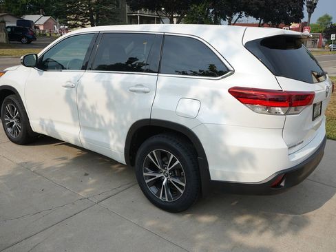Used 2018 Toyota Highlander LE AWD/4WD image 9