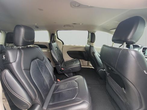 Used 2022 Chrysler Pacifica Touring-L FWD image 34