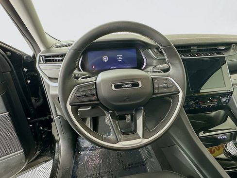 Certified 2023 Jeep Grand Cherokee Laredo w/ Luxury Tech Group I image 19