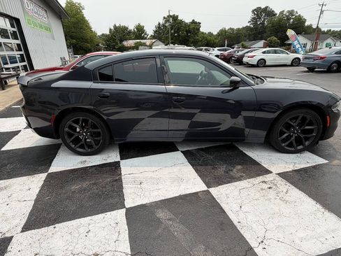 Used 2019 Dodge Charger SXT w/ Blacktop Package RWD image 5