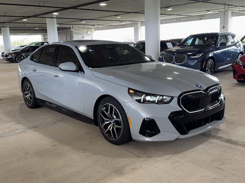 Used 2025 BMW i5 xDrive40 w/ M Sport Package AWD/4WD image 2