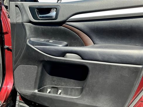 Used 2019 Toyota Highlander XLE AWD/4WD image 29