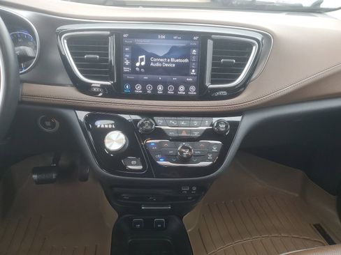 Used 2018 Chrysler Pacifica Limited w/ Advanced Safetytec Group image 11