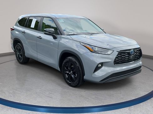 Used 2024 Toyota Highlander LE FWD image 3