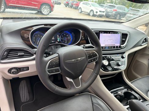 Used 2024 Chrysler Pacifica Limited FWD image 16