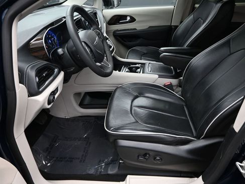 Used 2024 Chrysler Pacifica Limited image 14