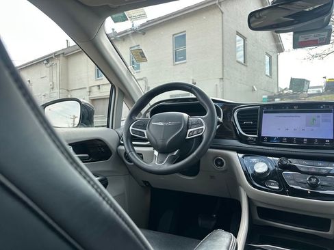 Used 2024 Chrysler Pacifica Limited image 19