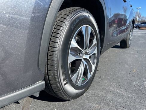 Used 2024 Toyota Highlander XLE image 12