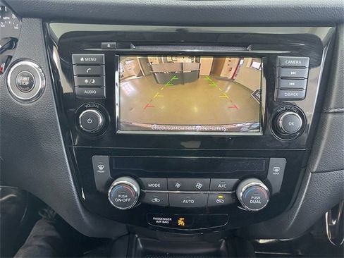 Used 2018 Nissan Rogue SV image 16