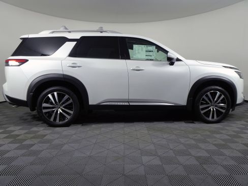 New 2025 Nissan Pathfinder Platinum image 2