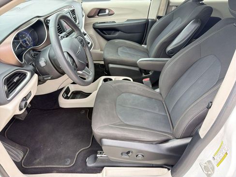 Used 2023 Chrysler Voyager LX FWD image 5