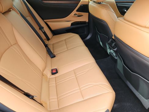 Used 2022 Lexus ES 300h Ultra Luxury image 84