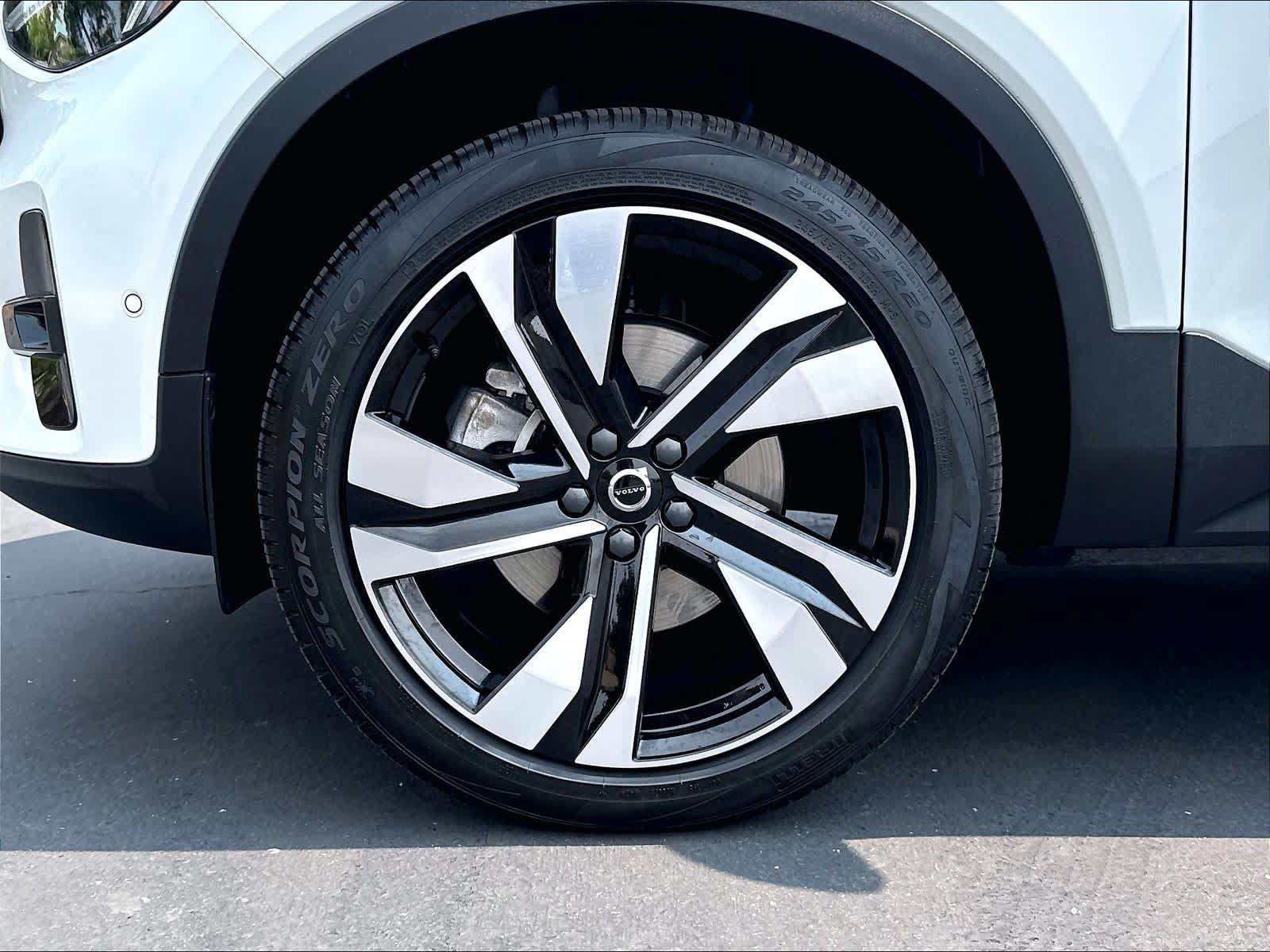 Used 2025 Volvo XC40 B5 Ultra AWD/4WD image 13