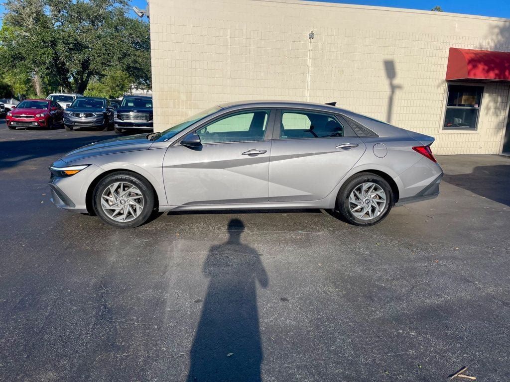 Used 2024 Hyundai Elantra SEL FWD image 2