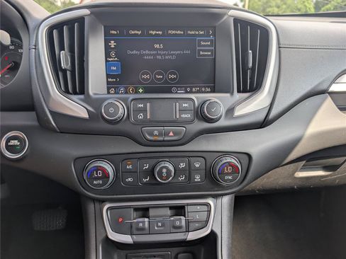Used 2024 GMC Terrain SLT AWD/4WD image 16