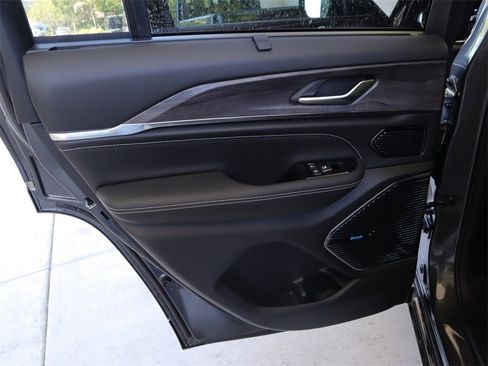 New 2023 Jeep Grand Cherokee Overland w/ Luxury Tech Group IV image 24