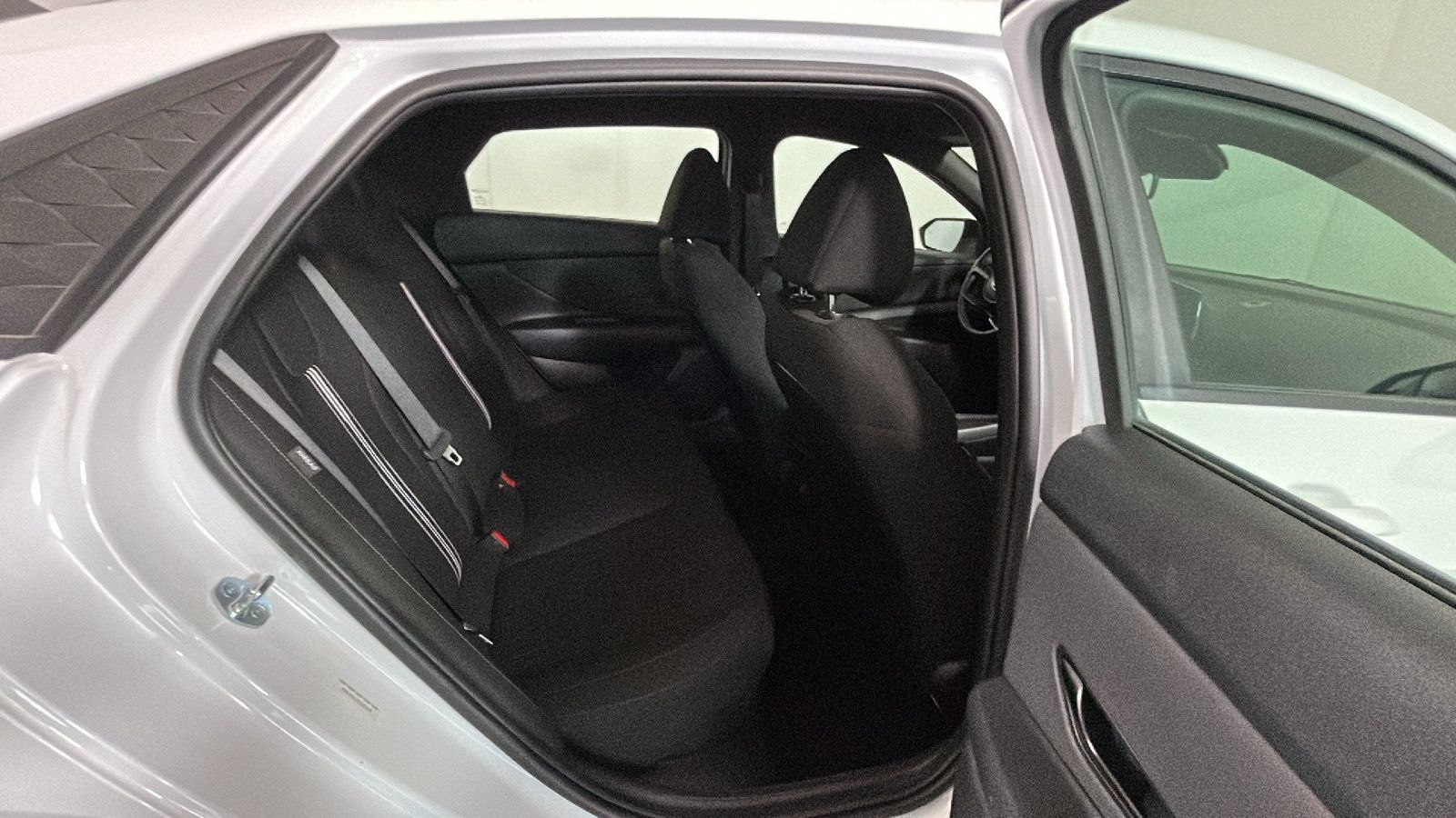 Used 2025 Hyundai Elantra SEL FWD image 34