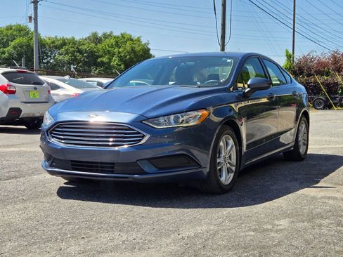 Used 2018 Ford Fusion SE w/ Fusion SE Technology Package FWD image 2