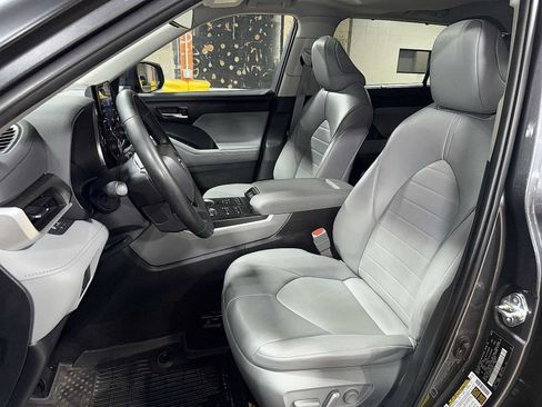 Used 2022 Toyota Highlander XLE AWD/4WD image 15
