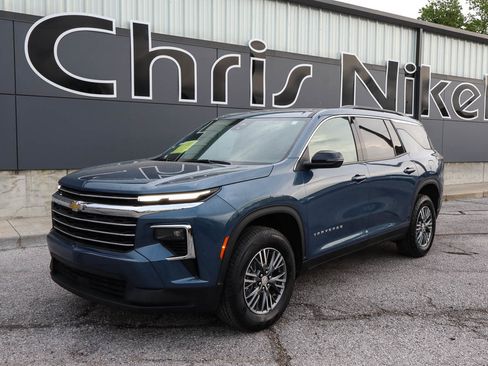 Used 2025 Chevrolet Traverse LT FWD image 1