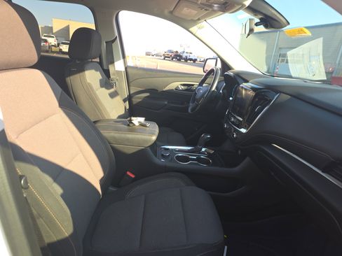 Used 2020 Chevrolet Traverse LT image 9
