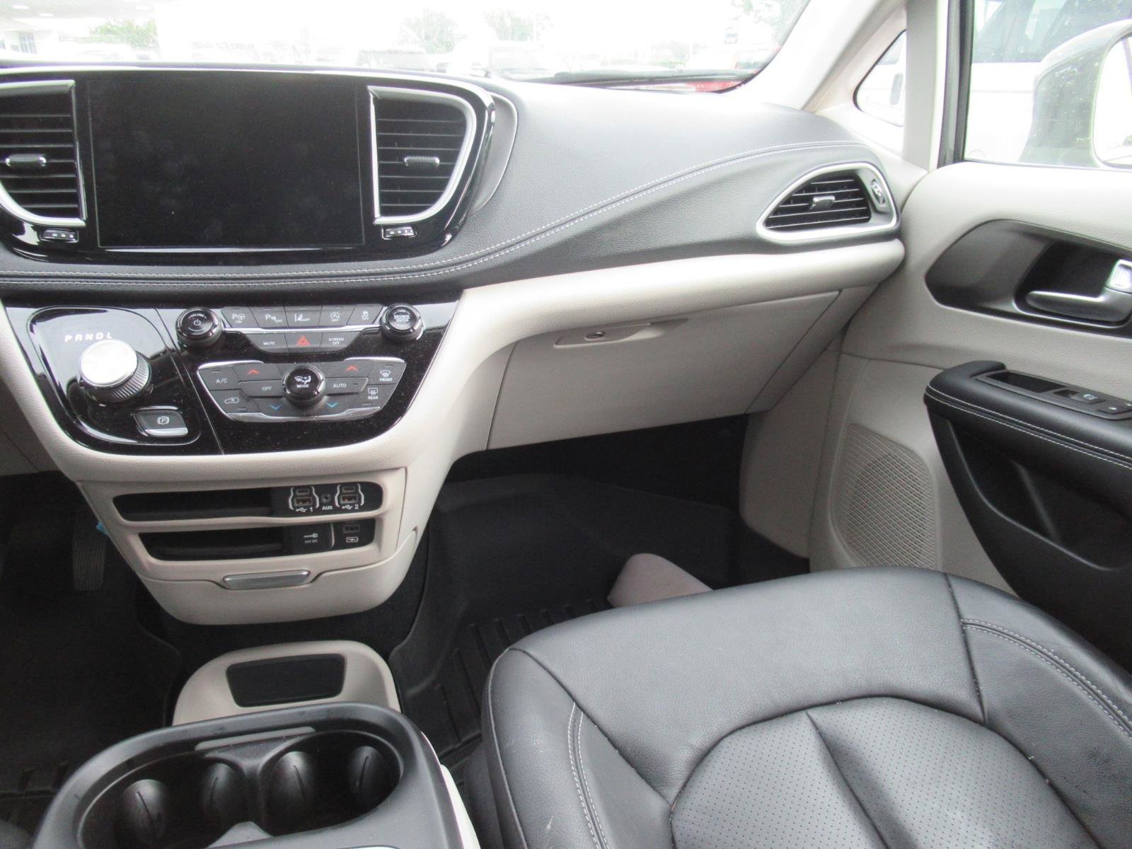 Used 2022 Chrysler Pacifica Touring-L AWD/4WD image 12