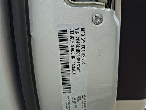 Used 2024 Chrysler Pacifica Touring-L FWD image 26
