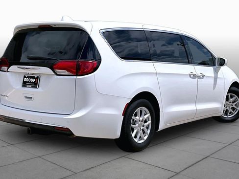 Used 2020 Chrysler Pacifica Touring FWD image 12