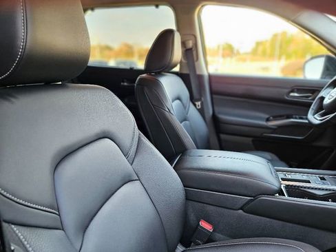 Used 2025 Nissan Pathfinder SL image 14