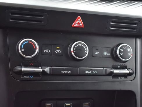 Used 2024 Kia Carnival LX FWD image 28